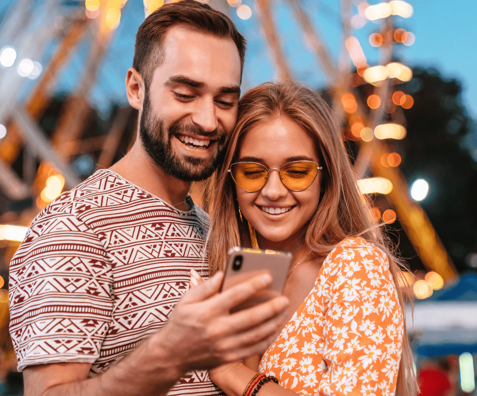 persone che guardano il telefono